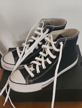 Size 6 Kids Womens Size 8 Converse Black High-Top Canvas Sneakers with Navy Logo